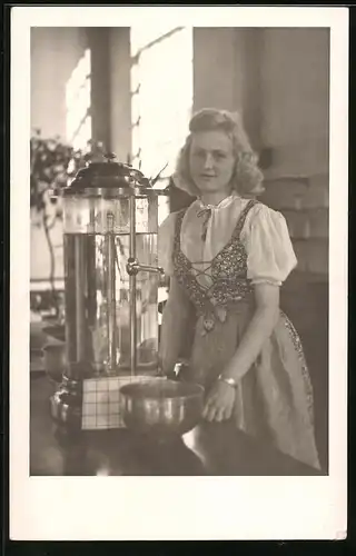 Fotografie hübsche Bardame schenkt Heilwasser - Quellwasser aus