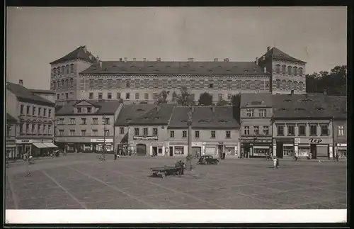 Fotografie unbekannter Fotograf, Ansicht Bilina, Marktplatz mit Ladengeschäften