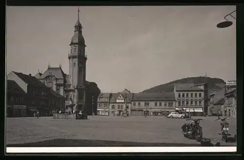 Fotografie unbekannter Fotograf, Ansicht Bilina, Rathaus mit Marktplatz und Ladengeschäften