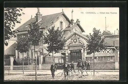 AK Corbeil, Hotel des Ventes, les hommes avec vélo