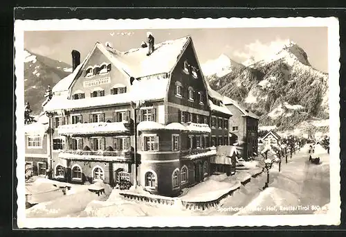 AK Reutte, Sporthotel Tiroler-Hof im Schnee, Im Hintergrund der Hahnenkamm