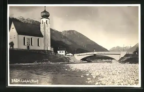 AK Bach i. Lechtal, Uferpartie mit Kirche und Brücke