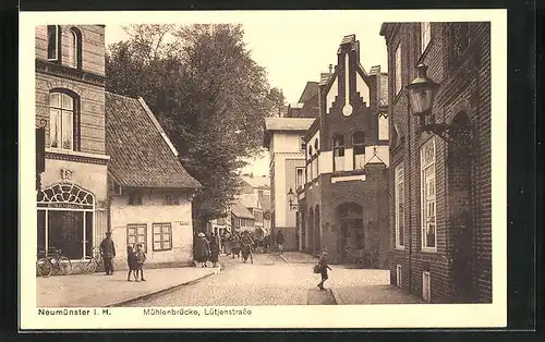 AK Neumünster i. H., Mühlenbrücke, Passanten in der Lütjenstrasse