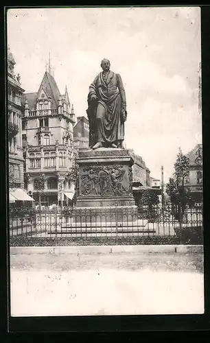 AK Frankfurt a. M., Goethedenkmal mit Geschäften, Goetheplatz