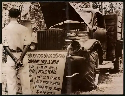 Fotografie Keystone, Ansicht Saigon, Molotow - Lastwagen der Vietnam Rebellen auf dem Rummelplatz 1953