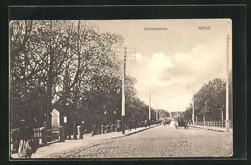 AK Mitau, Schlossdamm mit Strassenpartie