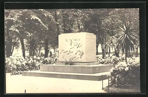 Foto-AK Riga, Kriegerdenkmal mit Blumen und Palmen