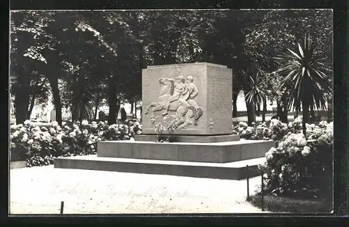 Foto-AK Riga, Denkmal in Parkanlage