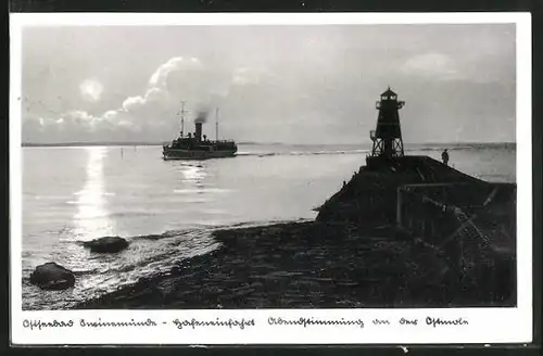 AK Swinemünde, Hafeneinfahrt mit Dampfer und Leuchtturm, Abendstimmung an der Ostmole