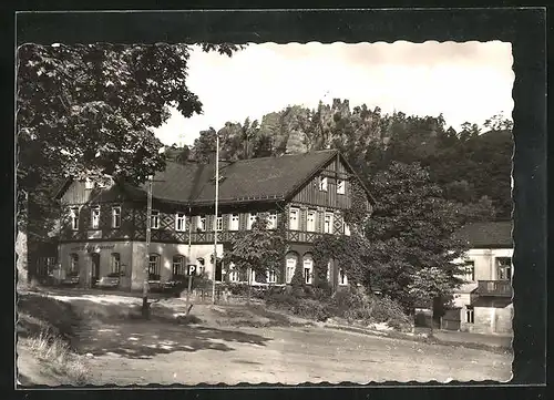 AK Kurort Johnsdorf, Hotel Gondelfahrt, dahinter die Nonnenfelsen
