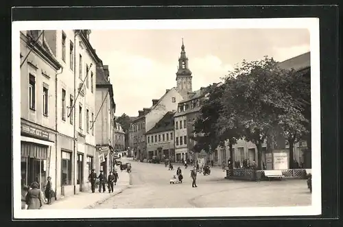 AK Schneeberg i. Erzgeb., Strassenpartie mit Denkmal