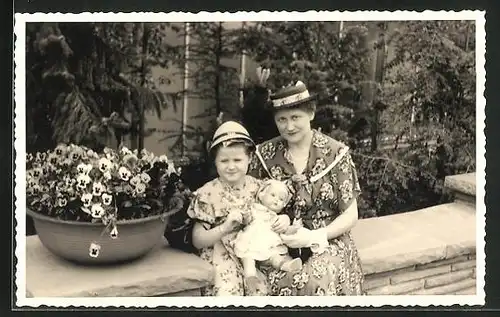 AK Mädchen halt stolz ihre Puppe im Arm