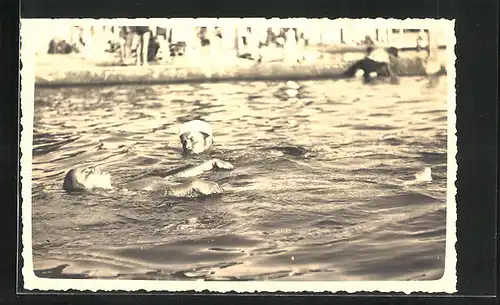Foto-AK Frau schwimmt in Rückenlage im Wasser