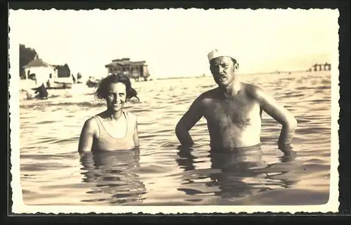 Foto-AK Dame und Herr im Wasser, Bademode