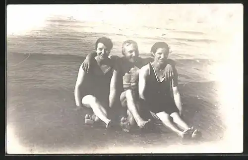 Foto-AK Herr mit zwei Damen am Strand, Bademode