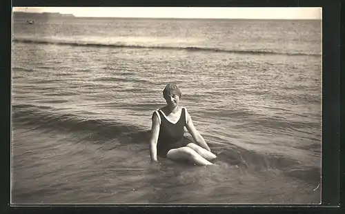 Foto-AK Dame im Badeanzug im seichten Wasser des Meeres