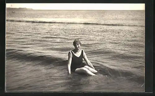 Foto-AK Dame im Badeanzug im seichten Wasser des Meeres