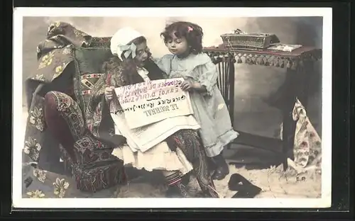 AK Mädchen als alte Frau mit Brille liest eine Zeitung