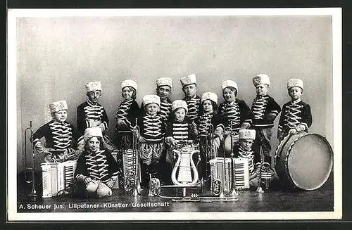 AK A. Scheuer's Liliputaner-Künstler-Gesellschaft, Mitglieder kostümiert mit Musikinstrumenten