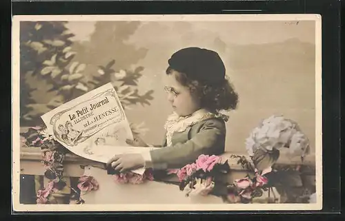 AK Mädchen mit Lesebrille und Zeitung Le Petit Journal in den Händen