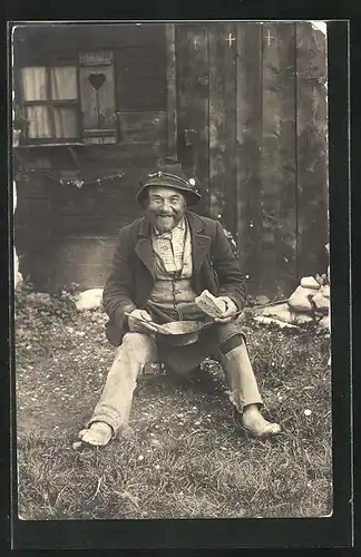 AK Alter lachender Mann beim Mittagessen vor der Hütte