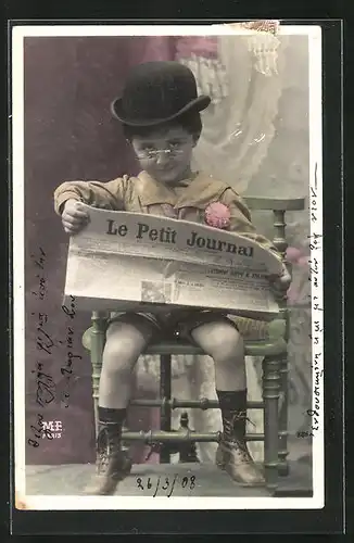 AK Knabe mit Hut und Brille liest Le Petit Journal