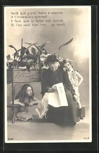 AK Voila que grand mere s`adonne..., Grossmutter ist beim Zeitung lesen eingeschlafen