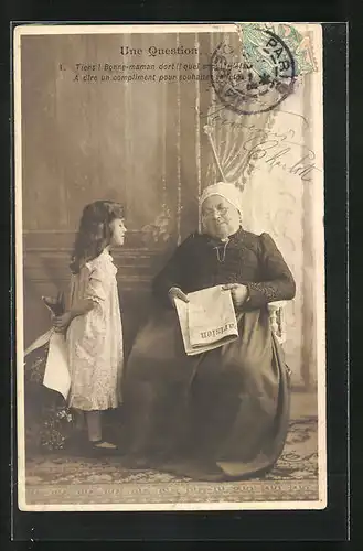 AK Grossmutter ist mit der Zeitung eingeschlafen