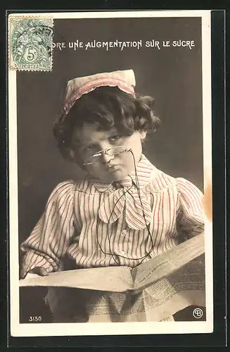 AK Mädchen mit Brille, Schmollmund und Zeitung