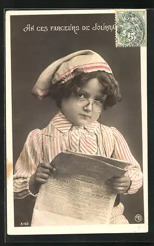 AK Mädchen mit Brille liest Zeitung