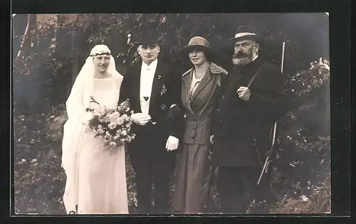 AK junges Hochzeitspaar mit Frau und Jäger am Waldrand stehend, Eisernes Kreuz