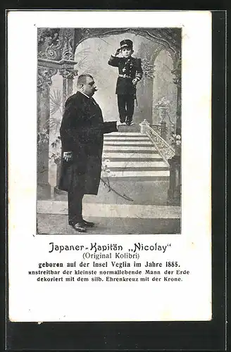 AK Japaner-Kapitän Nicolay steht auf der Hand eines Mannes, Liliputaner