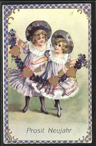 Präge-Lithographie Prosit Neujahr, Mädchen im Festkleid mit Herzgirlande