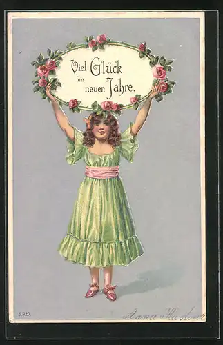 Präge-Lithographie Viel Glück im neuen Jahre, Mädchen hält ein Schild mit Rosenschmuck in die Höhe