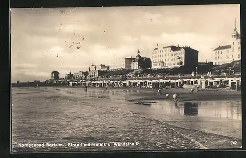 AK Borkum / Nordsee, Strand mit Hotels und Wandelhalle