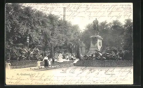 AK Mönchengladbach, Spaziergänger und Denkmal auf dem Kaiserplatz