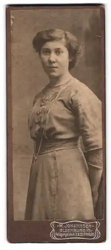 Fotografie M. Johannsen, Oldenburg i /Gr., Heiligengeiststr. 2, Portrait junge Dame im Kleid