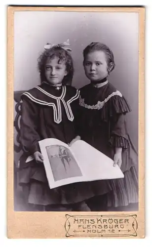Fotografie Hans Kröger, Flensburg, Holm 12, Portrait zwei Mädchen in Kleidern mit Zeitung
