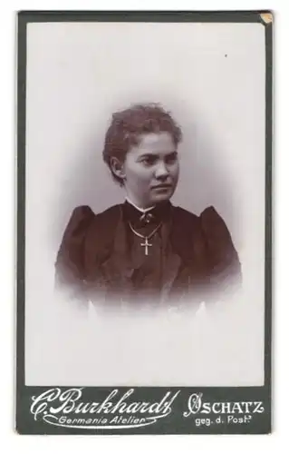 Fotografie C. Burkhardt, Oschatz, Portrait junge Dame im Kleid mit Kreuzkette