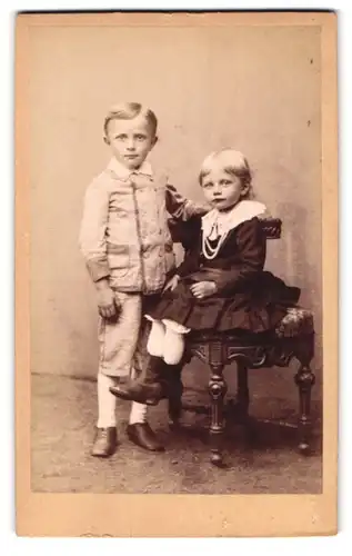 Fotografie Ad. Meister, Bautzen, Tuchmacherstr. 663, Portrait Kinderpaar in hübscher Kleidung