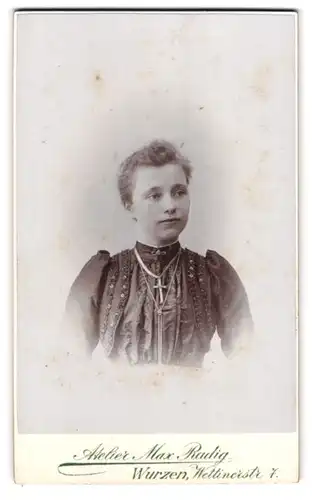 Fotografie Max Radig, Wurzen, Wettinerstr. 7, Schweizergartenstr., Portrait junge Dame mit Kreuzkette