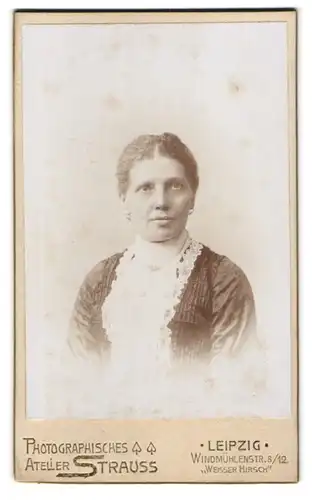 Fotografie Atelier Strauss, Leipzig-Weisser Hirsch, Windmühlenstr. 8-12, Portrait hübsch gekleidete Dame