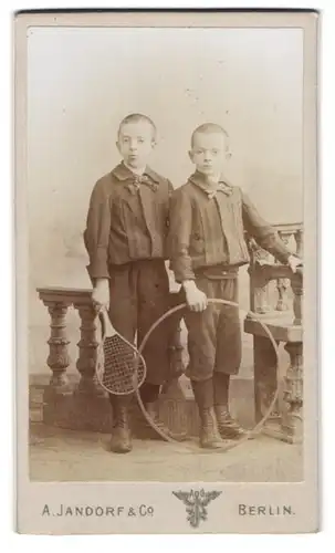 Fotografie A. Jandorf & Co., Berlin-C., Spittelmarkt 16-17, Portrait zwei modisch gekleidete Knaben mit Reifen