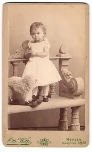 Fotografie Otto Witte, Berlin, Skalitzer-Str. 54, Portrait kleines Mädchen im weissen Kleid mit Spieltier
