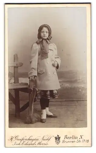 Fotografie H. Greifenhagen Nachf., Berlin-N., Brunnen-Str. 17-18, Portrait junges Mädchen im Mantel