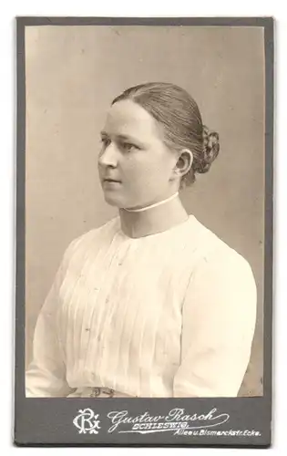 Fotografie Gustav Rasch, Schleswig, Allee u. Bismarckstr. Ecke, Portrait junge Dame in modischer Kleidung
