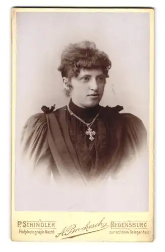 Fotografie P. Schindler Nachf., Regensburg, Portrait junge Dame mit Kreuzkette