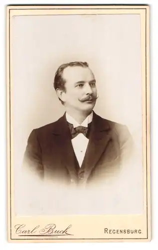 Fotografie Carl Buck, Regensburg, Am Peterstor G 159, Portrait eleganter Herr mit Moustache