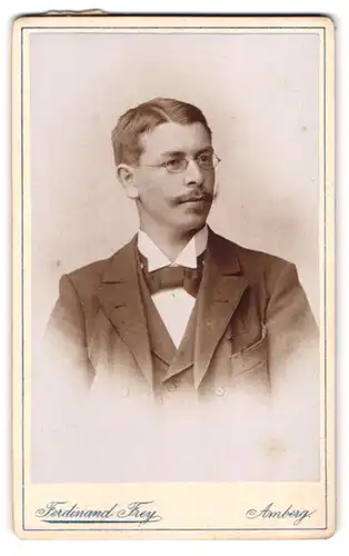 Fotografie Ferdinand Frey, Amberg, Portrait eleganter Herr mit Brille und Oberlippenbart