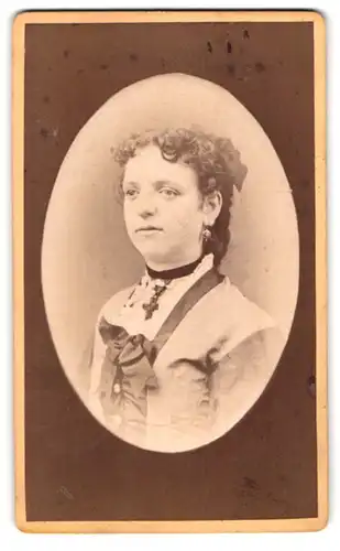 Fotografie Ferd. u. Ant. Frey, Amberg, Portrait junge Dame mit Kreuzkette